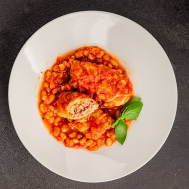 Doldurulmuş lahana sosu, fasulye eti, lahana, taze lezzetli gurme yemek arkaplanı kırsal yiyecekler, fotokopi alanı.