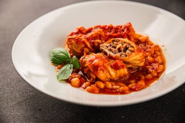 Doldurulmuş lahana sosu, fasulye eti, lahana, taze lezzetli gurme yemek arkaplanı kırsal yiyecekler, fotokopi alanı.