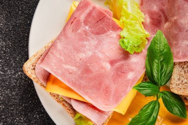 Sandviç, peynir, ekmek tostu, konserve jambon masadaki lezzetli gurme yemek arkaplanı kırsal yemek üst görünüm fotokopi alanı.