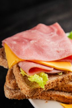 Sandviç, peynir, ekmek tostu, konserve jambon masadaki lezzetli gurme yemek arkaplanı kırsal yemek üst görünüm fotokopi alanı.