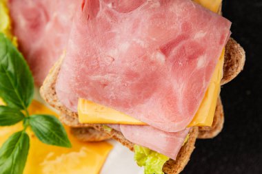 Sandviç, peynir, ekmek tostu, konserve jambon masadaki lezzetli gurme yemek arkaplanı kırsal yemek üst görünüm fotokopi alanı.