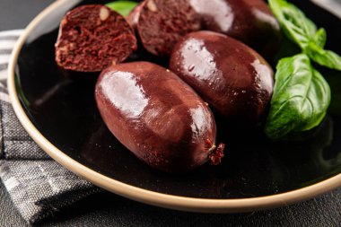 Siyah puding sosis taze lezzetli gurme yemek arkaplanı masanın üstünde rustik yemek üst görünümü fotokopi alanı