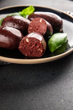 Siyah puding sosis taze lezzetli gurme yemek arkaplanı masanın üstünde rustik yemek üst görünümü fotokopi alanı