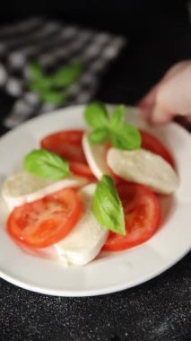 Caprese salatası mozzarella ve domates, fesleğen taze lezzetli gurme yemek arkaplan masa üzerinde rustik gıda üst görünüm fotokopi alanı keto ve paleo diyet vegan ve vegan gıda