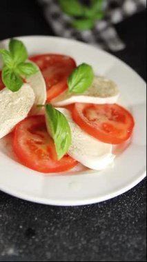 Caprese salatası mozzarella ve domates, fesleğen taze lezzetli gurme yemek arkaplan masa üzerinde rustik gıda üst görünüm fotokopi alanı keto ve paleo diyet vegan ve vegan gıda