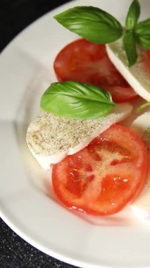 Caprese salatası mozzarella ve domates, fesleğen taze lezzetli gurme yemek arkaplan masa üzerinde rustik gıda üst görünüm fotokopi alanı keto ve paleo diyet vegan ve vegan gıda