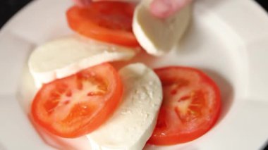 Caprese salatası mozzarella ve domates, fesleğen taze lezzetli gurme yemek arkaplan masa üzerinde rustik gıda üst görünüm fotokopi alanı keto ve paleo diyet vegan ve vegan gıda