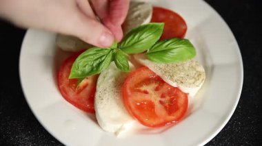 Caprese salatası mozzarella ve domates, fesleğen taze lezzetli gurme yemek arkaplan masa üzerinde rustik gıda üst görünüm fotokopi alanı keto ve paleo diyet vegan ve vegan gıda