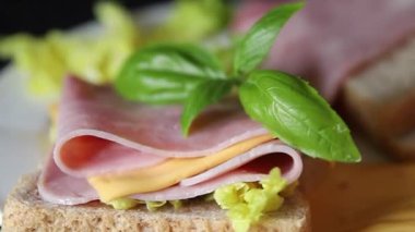 Sandviç, peynir, ekmek tostu, konserve jambon masadaki lezzetli gurme yemek arkaplanı kırsal yemek üst görünüm fotokopi alanı.