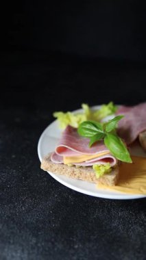 Sandviç, peynir, ekmek tostu, konserve jambon masadaki lezzetli gurme yemek arkaplanı kırsal yemek üst görünüm fotokopi alanı.