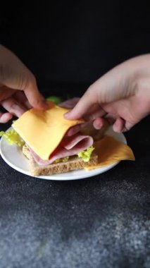 Sandviç, peynir, ekmek tostu, konserve jambon masadaki lezzetli gurme yemek arkaplanı kırsal yemek üst görünüm fotokopi alanı.