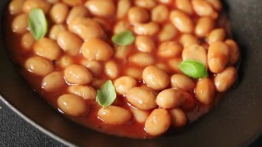 Fasulye güveci domates sosu yaban mersini fasulyesi fasulye fasulyesi Borlotti taze lezzetli gurme yemek arkaplanı masaya rustik gıda üst görünüm fotokopi alanı keto ve paleo diyet vegan ve vegan gıda