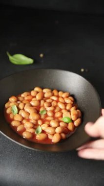 Fasulye güveci domates sosu yaban mersini fasulyesi fasulye fasulyesi Borlotti taze lezzetli gurme yemek arkaplanı masaya rustik gıda üst görünüm fotokopi alanı keto ve paleo diyet vegan ve vegan gıda