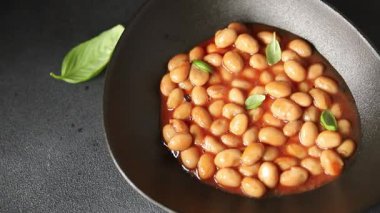 Fasulye güveci domates sosu yaban mersini fasulyesi fasulye fasulyesi Borlotti taze lezzetli gurme yemek arkaplanı masaya rustik gıda üst görünüm fotokopi alanı keto ve paleo diyet vegan ve vegan gıda