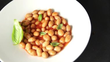 Fasulye güveci domates sosu yaban mersini fasulyesi fasulye fasulyesi Borlotti taze lezzetli gurme yemek arkaplanı masaya rustik gıda üst görünüm fotokopi alanı keto ve paleo diyet vegan ve vegan gıda