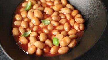 Fasulye güveci domates sosu yaban mersini fasulyesi fasulye fasulyesi Borlotti taze lezzetli gurme yemek arkaplanı masaya rustik gıda üst görünüm fotokopi alanı keto ve paleo diyet vegan ve vegan gıda