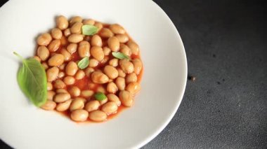 Fasulye güveci domates sosu yaban mersini fasulyesi fasulye fasulyesi Borlotti taze lezzetli gurme yemek arkaplanı masaya rustik gıda üst görünüm fotokopi alanı keto ve paleo diyet vegan ve vegan gıda