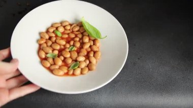 Fasulye güveci domates sosu yaban mersini fasulyesi fasulye fasulyesi Borlotti taze lezzetli gurme yemek arkaplanı masaya rustik gıda üst görünüm fotokopi alanı keto ve paleo diyet vegan ve vegan gıda