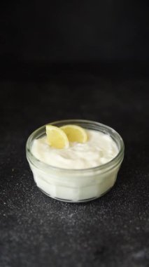 Limonlu yoğurt doğal ürün ekşi süt kayağı taze lezzetli gurme yemek arkaplanı masanın üstünde kırsal yemek fotokopi alanı keto ve paleo diyet vejetaryen yemeği
