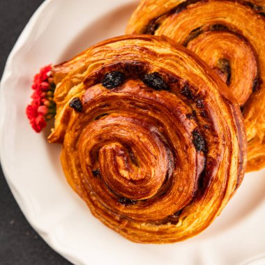 Kuru üzümlü çörek tatlı puf börek taze lezzetli gurme yemek arkaplanı masa kırsal yiyeceklerin üst görünümü fotokopi alanı