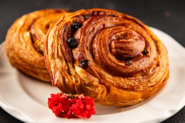 Kuru üzümlü çörek tatlı puf börek taze lezzetli gurme yemek arkaplanı masa kırsal yiyeceklerin üst görünümü fotokopi alanı