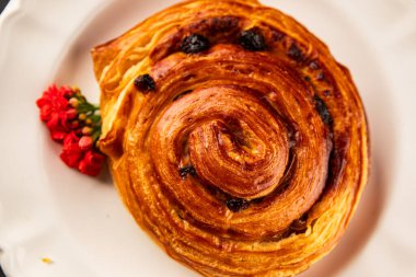 Kuru üzümlü çörek tatlı puf börek taze lezzetli gurme yemek arkaplanı masa kırsal yiyeceklerin üst görünümü fotokopi alanı