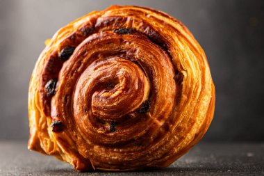 Kuru üzümlü çörek tatlı puf börek taze lezzetli gurme yemek arkaplanı masa kırsal yiyeceklerin üst görünümü fotokopi alanı