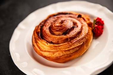 Kuru üzümlü çörek tatlı puf börek taze lezzetli gurme yemek arkaplanı masa kırsal yiyeceklerin üst görünümü fotokopi alanı