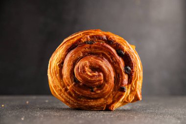 Kuru üzümlü çörek tatlı puf börek taze lezzetli gurme yemek arkaplanı masa kırsal yiyeceklerin üst görünümü fotokopi alanı