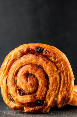 Kuru üzümlü çörek tatlı puf börek taze lezzetli gurme yemek arkaplanı masa kırsal yiyeceklerin üst görünümü fotokopi alanı