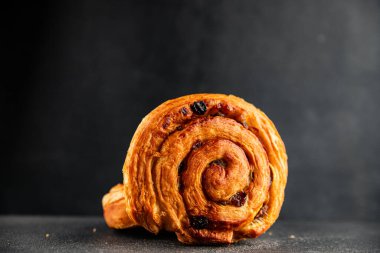 Kuru üzümlü çörek tatlı puf börek taze lezzetli gurme yemek arkaplanı masa kırsal yiyeceklerin üst görünümü fotokopi alanı