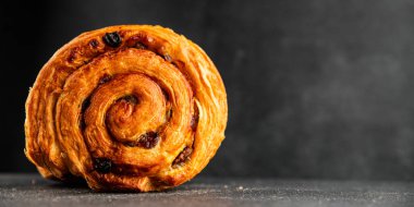 Kuru üzümlü çörek tatlı puf börek taze lezzetli gurme yemek arkaplanı masa kırsal yiyeceklerin üst görünümü fotokopi alanı