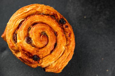 Kuru üzümlü çörek tatlı puf börek taze lezzetli gurme yemek arkaplanı masa kırsal yiyeceklerin üst görünümü fotokopi alanı