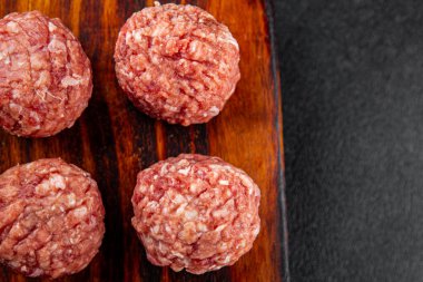 Köfteler çiğ domuz eti, sığır eti, tavuk taze lezzetli gurme yemek arka planı masa rustik gıda üst görünüm fotokopi alanı