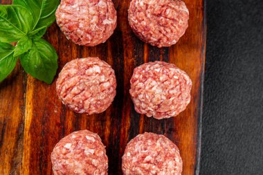 Köfteler çiğ domuz eti, sığır eti, tavuk taze lezzetli gurme yemek arka planı masa rustik gıda üst görünüm fotokopi alanı