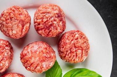 Köfteler çiğ domuz eti, sığır eti, tavuk taze lezzetli gurme yemek arka planı masa rustik gıda üst görünüm fotokopi alanı