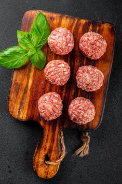 Köfteler çiğ domuz eti, sığır eti, tavuk taze lezzetli gurme yemek arka planı masa rustik gıda üst görünüm fotokopi alanı