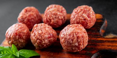 Köfteler çiğ domuz eti, sığır eti, tavuk taze lezzetli gurme yemek arka planı masa rustik gıda üst görünüm fotokopi alanı