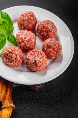 Köfteler çiğ domuz eti, sığır eti, tavuk taze lezzetli gurme yemek arka planı masa rustik gıda üst görünüm fotokopi alanı