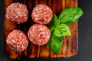 Köfteler çiğ domuz eti, sığır eti, tavuk taze lezzetli gurme yemek arka planı masa rustik gıda üst görünüm fotokopi alanı