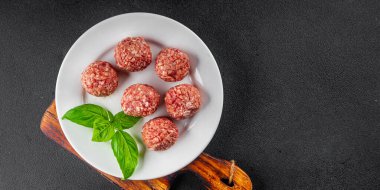 Köfteler çiğ domuz eti, sığır eti, tavuk taze lezzetli gurme yemek arka planı masa rustik gıda üst görünüm fotokopi alanı