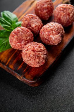 Köfteler çiğ domuz eti, sığır eti, tavuk taze lezzetli gurme yemek arka planı masa rustik gıda üst görünüm fotokopi alanı
