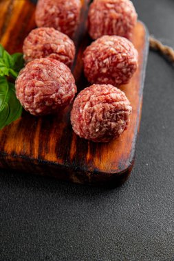 Köfteler çiğ domuz eti, sığır eti, tavuk taze lezzetli gurme yemek arka planı masa rustik gıda üst görünüm fotokopi alanı