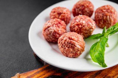 Köfteler çiğ domuz eti, sığır eti, tavuk taze lezzetli gurme yemek arka planı masa rustik gıda üst görünüm fotokopi alanı