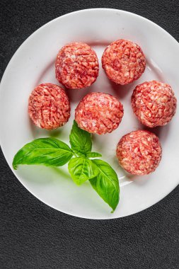 Köfteler çiğ domuz eti, sığır eti, tavuk taze lezzetli gurme yemek arka planı masa rustik gıda üst görünüm fotokopi alanı