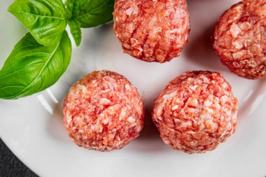 Köfteler çiğ domuz eti, sığır eti, tavuk taze lezzetli gurme yemek arka planı masa rustik gıda üst görünüm fotokopi alanı