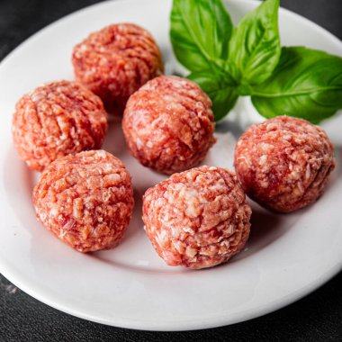 Köfteler çiğ domuz eti, sığır eti, tavuk taze lezzetli gurme yemek arka planı masa rustik gıda üst görünüm fotokopi alanı