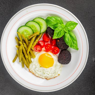 İngiliz kahvaltısı sahanda yumurta, kara puding, sebzeler, fasulye taze gurme yemek arkaplanı masanın kırsal kesiminde fotokopi alanı.
