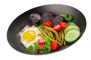 İngiliz kahvaltısı sahanda yumurta, kara puding, sebzeler, fasulye taze gurme yemek arkaplanı masanın kırsal kesiminde fotokopi alanı.