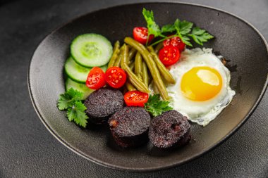 İngiliz kahvaltısı sahanda yumurta, kara puding, sebzeler, fasulye taze gurme yemek arkaplanı masanın kırsal kesiminde fotokopi alanı.